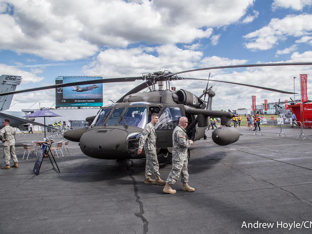 　この男性らが米陸軍のヘリコプターをショー会場まで飛ばしてきた。