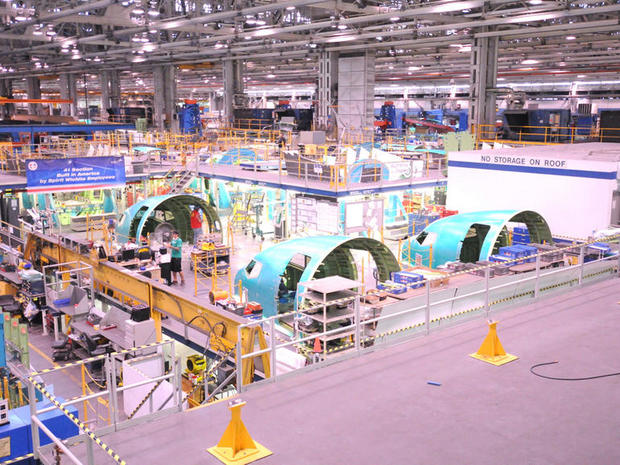 　ウィチタのSpirit Aerosystemsで、技術者たちが複数の737機体前部の部分に作業を施す。この部分にはコックピットエリアも含まれている。