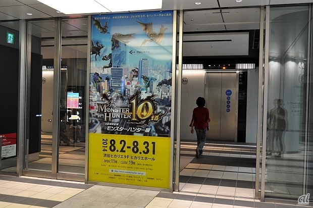 　渋谷ヒカリエでは建物内でもさまざまな場所で、今回の展示会を告知している。