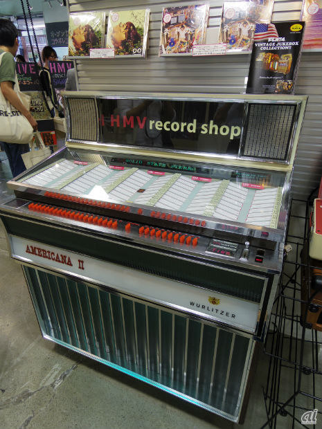 　1階店舗には7インチのレコードを再生できるジュークボックスを設置している。もちろん実際に音を聴くことができる。