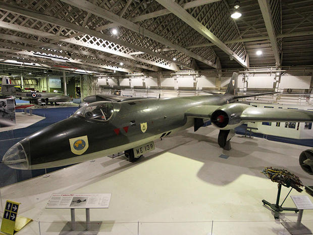 　「English Electric Canberra PR.3」。（高）高度軽爆撃機として開発されたが、偵察機としても成果をあげた。

　米国版は「B-57」と呼ばれた。