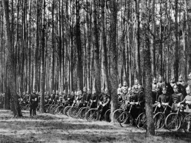 　Hulton Archiveには、第1次大戦期の革新的な先端技術の画像だけでなく、当時の戦闘の原始的な面を捉えた写真もある。この1915年の写真は、森に集結したドイツ陸軍の自転車部隊だ。