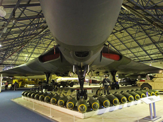 　「Avro Vulcan」はあまりにも巨大なので、全体を1枚の写真に収めるのは難しい。この写真では、巨大なデルタ翼の下に搭載された爆弾の一部を確認できる。