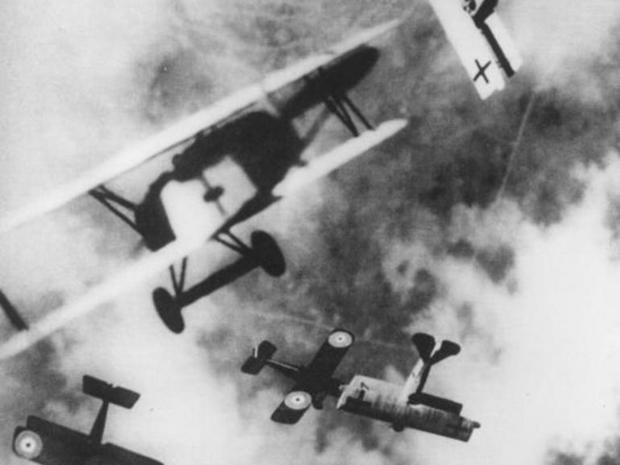　第1次大戦では、航空機による空中戦闘が本格化した。1915年のこの写真では、英国の「S.E.5」がドイツの「Fokker D.VII」と空中戦を繰り広げている。