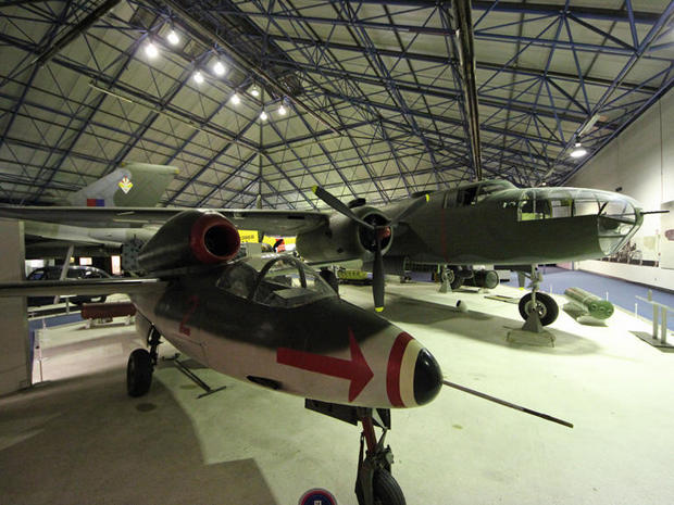 　奥に写っているのは、一目見てそれと分かる「B-25」だ。その手前は、ドイツの風変わりな小型飛行機「He 162」（「国民戦闘機」）である。