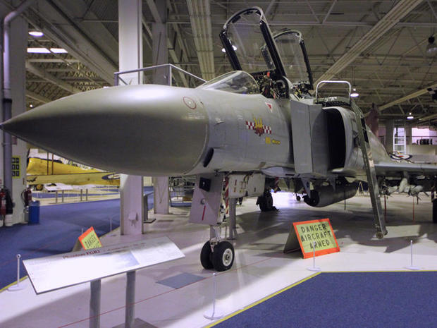 　英空軍博物館に展示されているのは、プロペラ機ばかりではない。この「F4 Phantom」のように、現代のジェット機も多数展示されている。