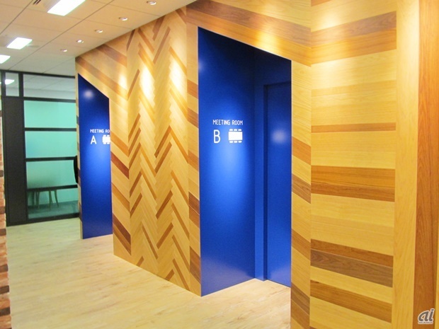 　受付付近のミーティングルーム入口も斜めにカットされており、ロゴと同じ“扉”のかたち。IBSではオープンスペース（後述）でのミーティングを推奨しており、ミーティングルームと呼ばれるクローズドな部屋は、実は社内に4つしかありません。