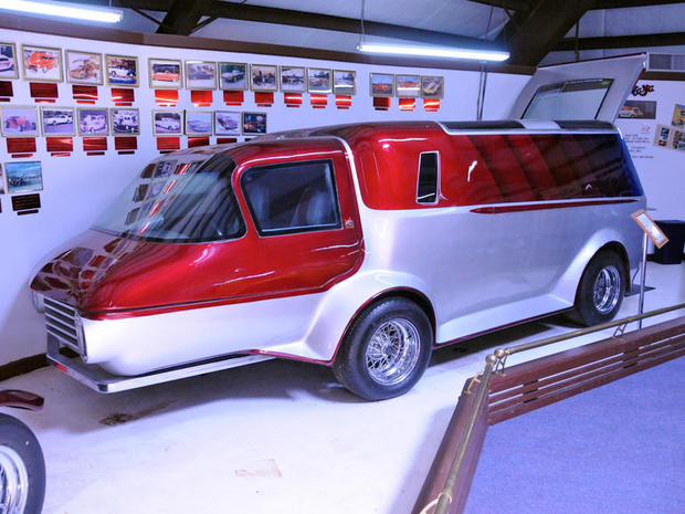 　Fordのシンプルな1972年型バンをベースとするこの車は、Starbird氏の「Vantasta」だ。手で成形した金属でできており、近未来的な前部を採用した車の先駆けだった。ミッドシップの350 Chevyエンジンを搭載し、車内には、ステレオ、テレビ、バー、ベッド、2人用のコックピットを備える。塗装はHouse of Kolorのパールとグラフィックスだ。

　Starbird氏は1954年、Star Custom Shopでカスタムカーの製作を始めた。最初のプロジェクトは1947年型「Cadillac」だった。Starbird氏の作品はすぐに雑誌で取り上げられた。そこから同氏のキャリアは軌道に乗っていく。
