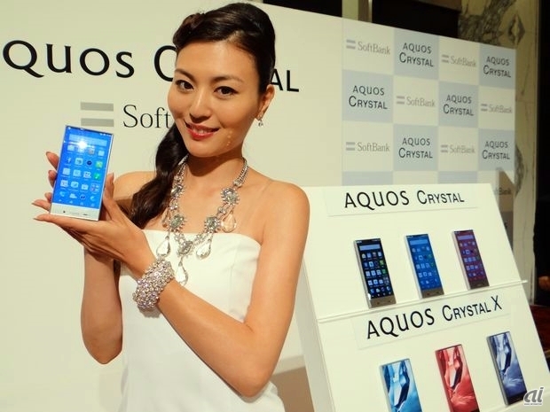 　ソフトバンクモバイルは8月18日、子会社の米Sprintと共同開発したスマートフォン「AQUOS CRYSTAL」（シャープ製）を8月29日に発売することを発表した。ここでは、同モデルのデザインや機能を写真で紹介する。