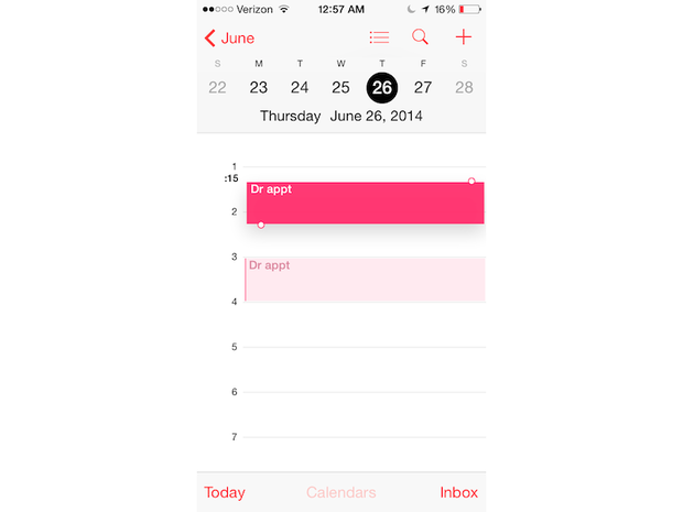 タップ＆ホールドとドラッグでカレンダーのイベントを再スケジュール

　「カレンダー」アプリでイベントの開始時刻や終了時刻を変更するには、イベントをタップして開き、「編集」をタップしてから、開始時刻または終了時刻をタップし、ダイヤルを回して時刻や日付を変更する。日付は正しくて時刻のみを変更する必要がある場合は、もっと早い方法がある。単一の日付の表示にして、イベントをタップ＆ホールドすると、イベントの色が濃くなり、別の時刻にドラッグできるようになる。
