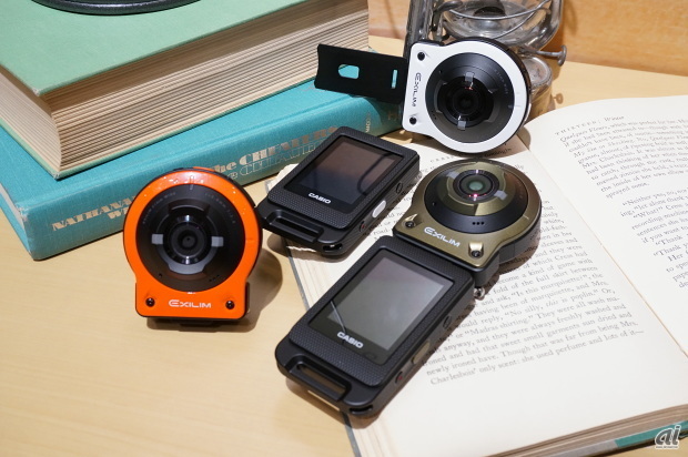 カシオ計算機は8月26日、リースタイルで自分撮りや仲間撮りなど多彩な撮影が楽しめるセパレート型のデジタルカメラ「EX-FR10」を発表した。9月19日に発売する。市場想定価格は税込みでは5万円前後。カラーはEO（オレンジ）、WE（ホワイ）、GN（グリーン）の3色。色味やデザインは携帯電話G'zOneやG-SHOCKを彷彿させる。同じ研究所内でノウハウを共有しており、「G-SHOCKのイメージを取り入れることをかなり意識した」（カシオ計算機 執行役員 QV事業部長の中山仁氏）としている。