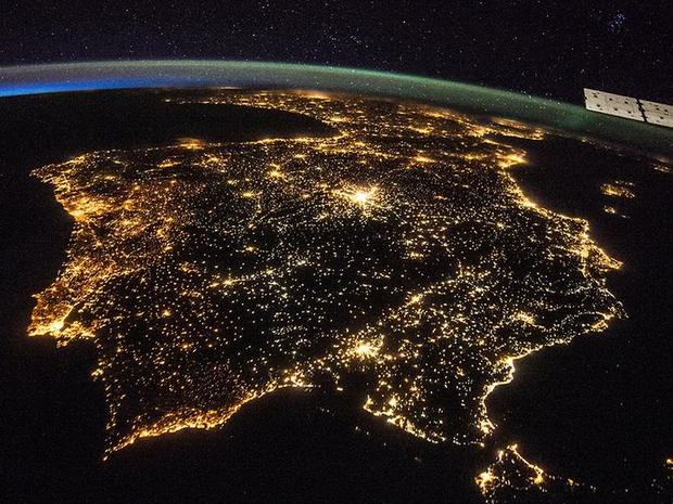 スペインとポルトガル

　これも容易に特定できる写真だが、イベリア半島の夜景で、スペインおよびポルトガル全土を含んでいる。マドリードは、ちょうど写真中央の上付近にある明るい部分だ。
