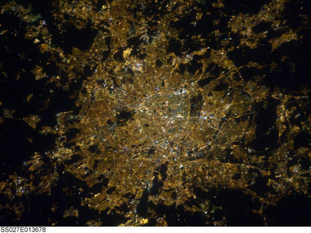 夜のパリ

　パリは、軌道上から見るとさほどロマンチックに見えない数少ない場所の1つかもしれない。ムーランルージュやエッフェル塔がどれか分かるだろうか？
