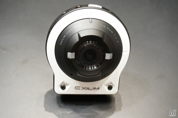 　カメラ部単体でも撮影ができ、microSDカードはカメラ本体に収納される。