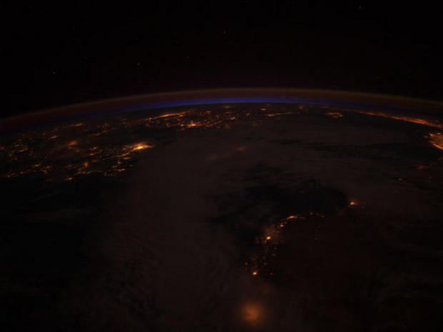 夜のサハラ砂漠

　リビア上空で撮影されたと思われるが、この写真では、日没後に薄暗くなったサハラ砂漠を見ることができる。

　ISSから撮影された地上の夜景を見たり、場所の特定に協力したりするには、Cities at Nightプロジェクトのページにアクセスしてもらいたい。
