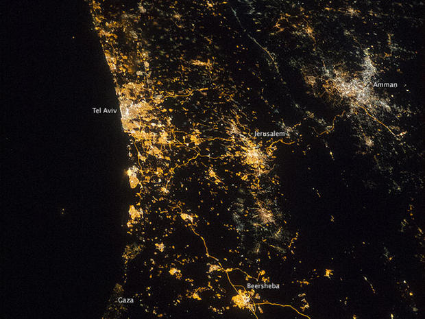 地中海東沿岸部

　これは、地中海東沿岸部の夜景をとらえている。この写真にある主要都市はすべて既に特定済みだ。
