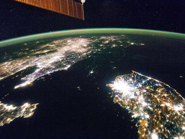 北朝鮮と韓国

　「Cities at Night」（夜の都市）と呼ばれるプロジェクトは、国際宇宙ステーション（ISS）から撮影された無数にある地球の夜景の分類およびジオタグ付けの手助けをしてくれるボランティアを求めている。この写真は、北朝鮮（暗い部分）と韓国（右下にある明るく光っている部分）の夜景であることが特定されている。
