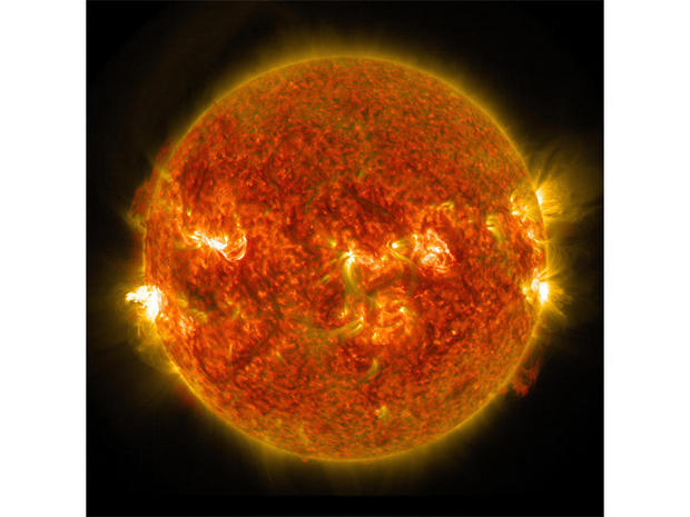 　NASAの衛星「Solar Dynamics Observatory（SDO）」が撮影したこの画像は、太陽の左にあるCMEを171オングストローム（黄色）と304オングストローム（赤色）の波長で示している。