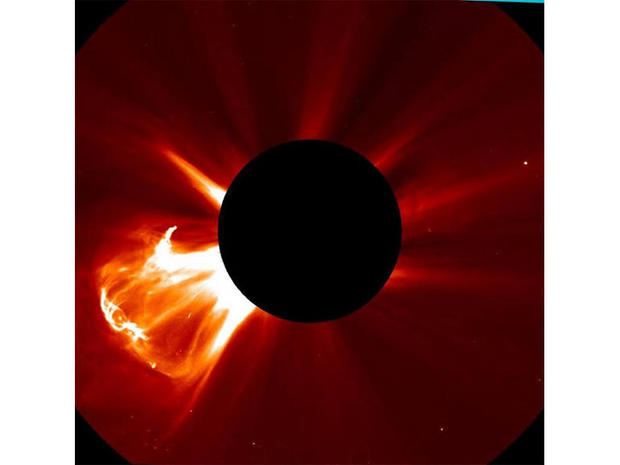 　太陽フレアが米国時間8月24日にM5.9クラスのコロナ質量放出（CME）を伴って発生した。このレベルは太陽フレアとしては中規模で、2013年後半や2014年初頭に見られたXクラスのフレアに比べておよそ10分の1の強さになる。だからといって弱いという意味ではない。このコロナグラフ画像では、太陽から遠く離れたところまで到達している質量放出を見ることができる。

　コロナグラフ（「LASCO C2」と呼ばれている）は、NASA/ESAの探査機「SOHO」に搭載されている。焦点面に遮光円盤を置くことで太陽を遮り、CMEのプラズマが太陽の明るい光によって見えなくならないようにすることで、はっきり撮影できるようにしている。
