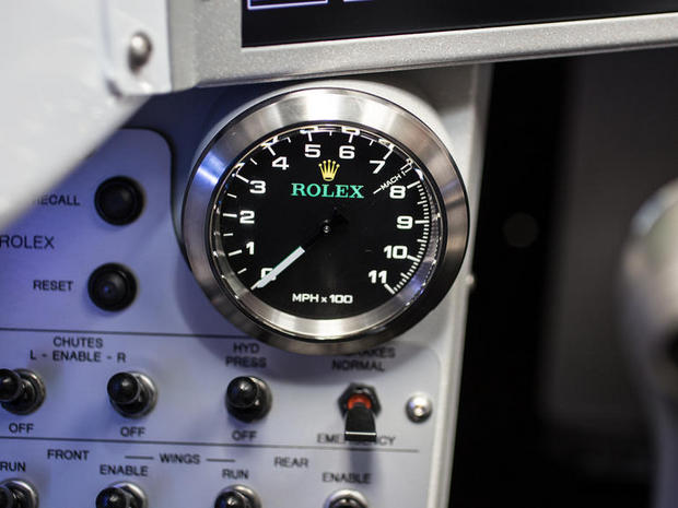 　計器スクリーンが電気系統の故障によって使えなくなった場合、こうしたRolex製のアナログ目盛盤が重要な情報を表示し続ける。