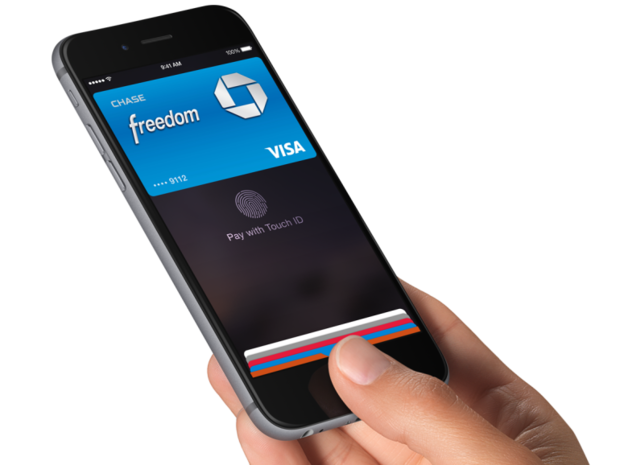 　「Apple Pay」は、財布の置き換えを狙っている。このモバイル決済システムは、商店にあるクレジットカードターミナルでiPhoneをタップするようになっている。

　クレジットカードを取り出す必要はなく、すべてのデータは「Passbook」アプリに保存されている。
