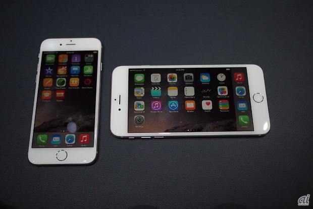 iPhone 6（左）とiPhone 6 Plus（左）。ともに大型化されているが、iPhone 6 Plusはファブレットとしての活用を意識して、横長での利用にも大幅に最適化が施されている