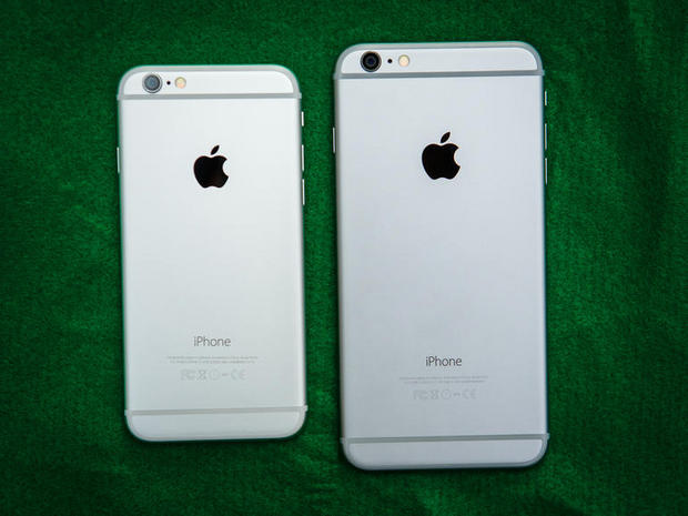 　両iPhone 6のサイズを背面で比較。