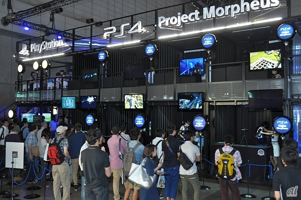 　PS4用VRシステム「Project Morpheus」（プロジェクト・モーフィアス）は両日とも開場数十分で整理券の配布が終了するほどの人気。プレイできなくても試遊の様子を眺めているユーザーが多く見受けられた。
