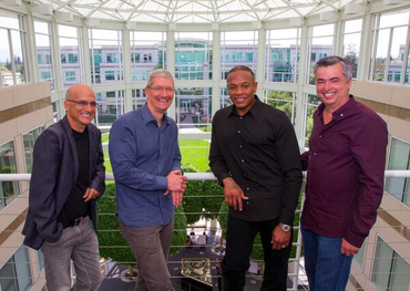 Appleは2014年に入って、Beatsを30億ドルで買収した。Appleの最高経営責任者（CEO）Tim Cook氏（写真左から2番目）と写真に収まるBeats共同創設者Jimmy IovineとDr. Dre氏、そして、iTunes担当幹部Eddy Cue氏（写真右端）