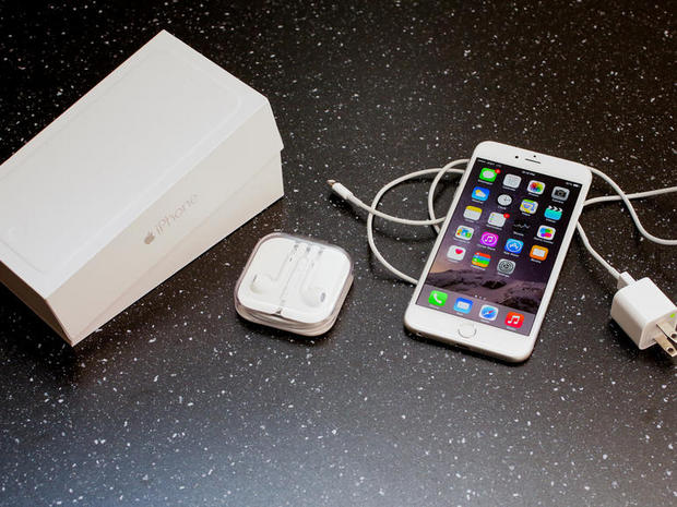 　iPhone 6には、有名なAppleの白いヘッドホンと、「Lightning」充電ケーブルが同梱されている。