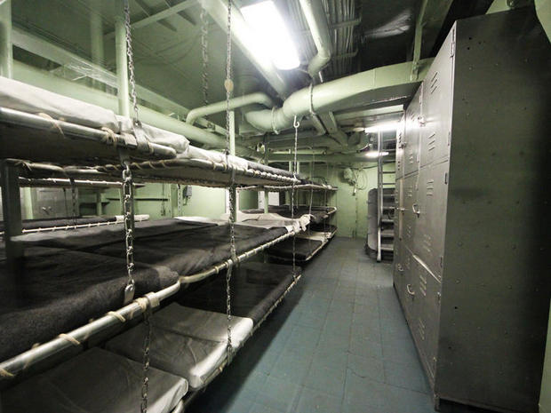 船員用の寝台

　将校には相応の段ベッドが提供されていたが、下士官はこのような窮屈な場所で寝ていた。プライバシーはほとんどない。