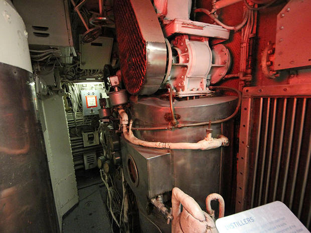 水

　原子力潜水艦（ほぼ無限の電力を使用できる）と異なり、ディーゼルエレクトリック方式の潜水艦では、飲用水は有限の資源だった。これは複数ある蒸留器の1つだ。