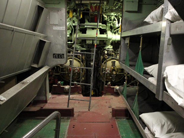前方魚雷室

　こうした潜水艦では、スペースは極めて貴重だ。そのため、魚雷室にベッドが置かれている。