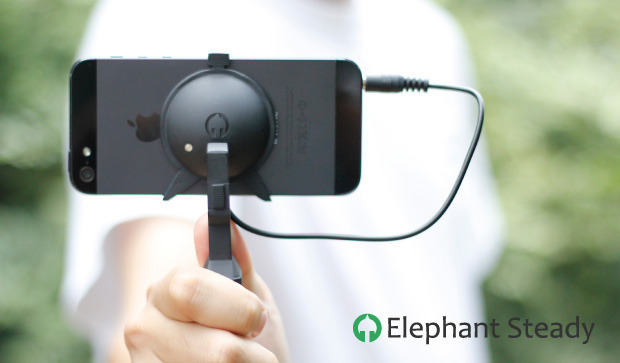 　「Elephant Steady」は「iPhone」用の小型スタビライザーで、手ぶれのない動画撮影を可能にする。8月15日に5万ドルの目標額に対して6万3716ドルを672人の支持者から集めることに成功している。

　先日発売された「iPhone 6」および「iPhone 6 Plus」について、Elephant SteadyはiPhone 6に対応するが、iPhone 6 Plusには対応しないことが明かされている。最大の理由の1つにiPhone 6 Plusの重量があり、スタビライズさせるには設計に関して大きな変更が必要になるという。
