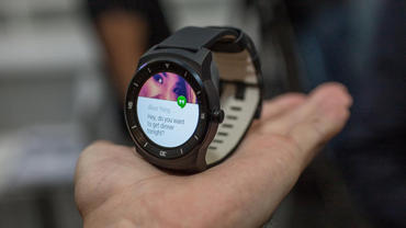 LGのG Watch R。GoogleのAndroid Wearを搭載する。