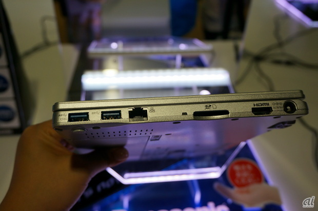 　右側面には、スマホ充電に対応したUSB 3.0、LANコネクタ、SDカードスロット、HDMI出力端子、電源ポートを備える。