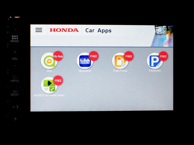 　パリモーターショーで展示されたデモユニットでは、「Aha」や「AUPEO」とともに、ブランド不明のドライブ用アプリが搭載されていた。