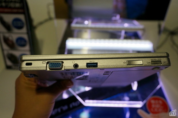 　左側面には、外部ディスプレイコネクタ（アナログRGB）とヘッドホン端子、USB3.0コネクタ、音量ボタン、無線切り替えスイッチを備える。