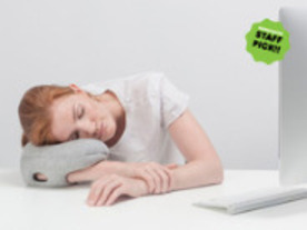 持ち運びに便利な小型枕「OSTRICH PILLOW MINI」--座ったままでも楽に寝ることを可能に