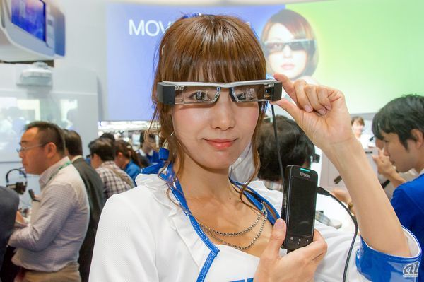 　エプソンはメガネ型ウェアラブル端末の分野では先行している存在だ。「MOVERIO」は両眼式で、6月に2世代目の製品が発売されている。こちらは他社と異なり個人向けの製品。最大320型相当の大きさに投影されるため、映像などを没入して見たいユーザー向けだ。