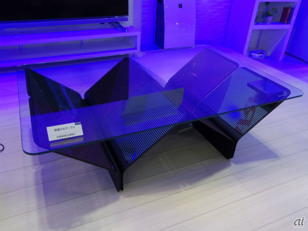 　写真は「Smart Sweet Home」内に参考出展されていた「発電するテーブル」。色素増感型太陽電池を採用しているという。