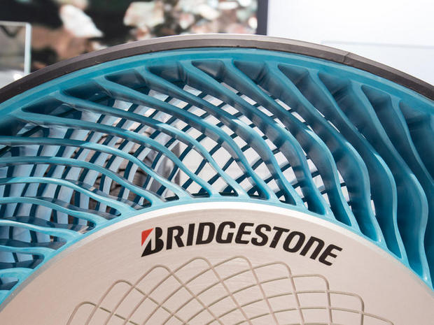 　ブリヂストンはパリモーターショー2014において、同社の「Air Free」タイヤの第2世代プロトタイプを披露した。同社は、空気の代わりに斜めに配置された樹脂製スポークを使用して衝撃を吸収するタイヤを開発している。