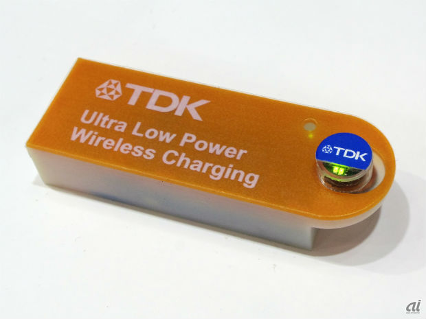 　TDKでは、ボタン形二次電池のワイヤレス充電を参考出品。ワイヤレス充電は、スマートフォンやモバイルバッテリなど少しサイズの大きい電池に使用されているが、小型のボタン形でも利用できるシステムを開発したという。2015年春くらいのサンプル出荷を目指す。