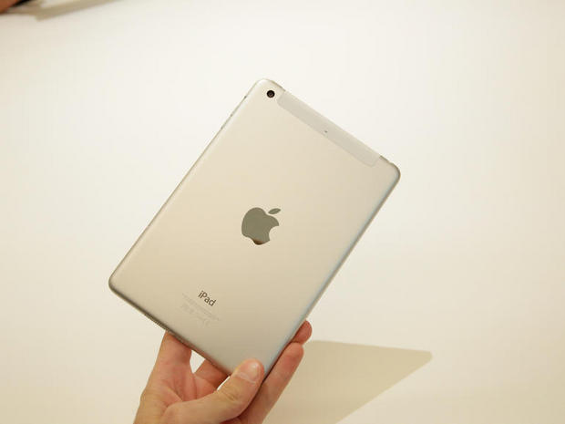 　iPad mini 3は他のApple製品同様に洗練されたアルミニウム製筐体を採用しており、カラーはスペースグレイ、シルバー、そして、ゴールドが用意されている。