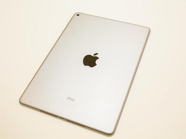 　iPadが持つ高級感はシンプルで洗練されたデザインによる。このApple製タブレットは、従来のスペースグレイやシルバーに加えて、ゴールドモデルも新たに提供される。
