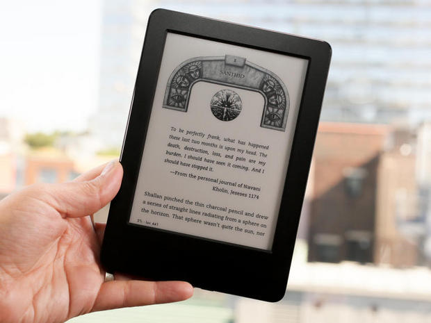 　AmazonのE Inkスクリーンを採用した電子書籍リーダー「Kindle」の2014年モデルを写真で紹介する。フロントライトは搭載されていないが、79ドルからと低価格のエントリーモデルだ。2012年モデルにはなかったタッチスクリーンが搭載されている。

関連記事：アマゾンの「Kindle」2014年モデルレビュー