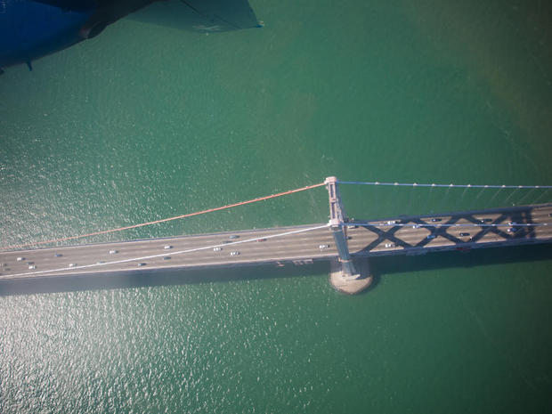 　搭乗者は、湾の上空をサンフランシスコに向かって飛行中のFat Albertから、ベイブリッジをほぼ真下に見ることができる。