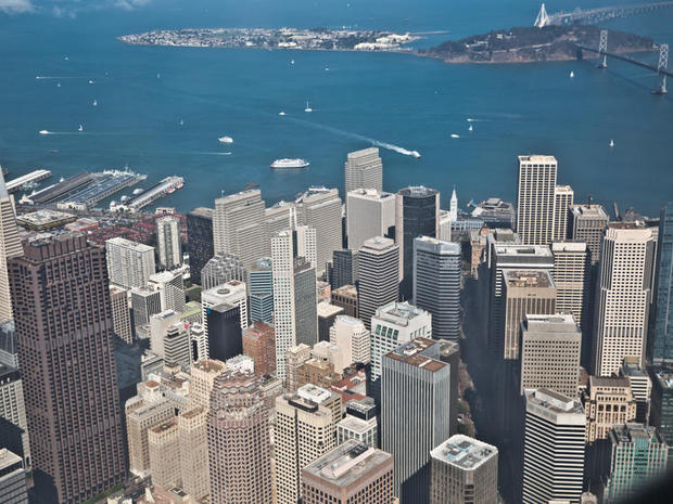 　湾を越えて、サンフランシスコの金融地区上空に来た。