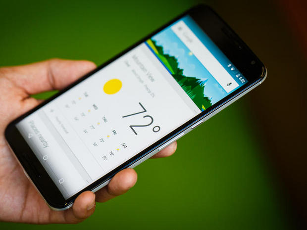 　「OK Google」音声コマンドも改善され、Nexus 6（と「Nexus 9」タブレット）では、デバイスのスクリーンがオフの状態でも指示を与えることができる。