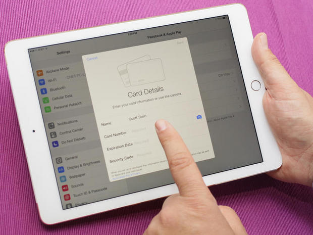 　Apple PayはiPad Air 2とiPad mini 3にも導入されたが、近距離無線通信（NFC）を使った触れるだけでの決済はできない。その代わり、iPadにクレジットカード情報が保存され、Apple Payを採用するアプリで、ワンタッチでの支払いを行えるようにしている。